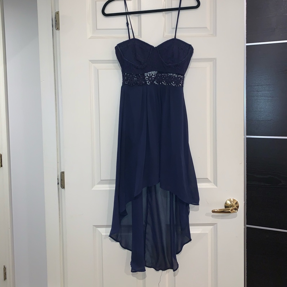 Super cute high low dress w nice detailing